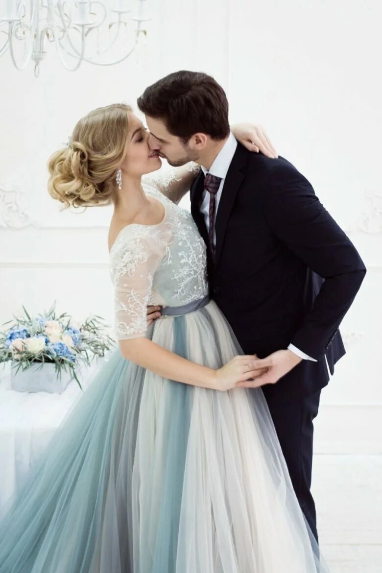 Свадебные платья и костюмы для жениха. Свадебное платье жениха. Костюм жениха и невесты. Свадебный образ жениха. Современные свадебные наряды.