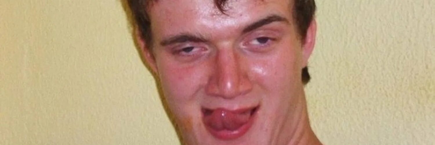 Лицо его было резким