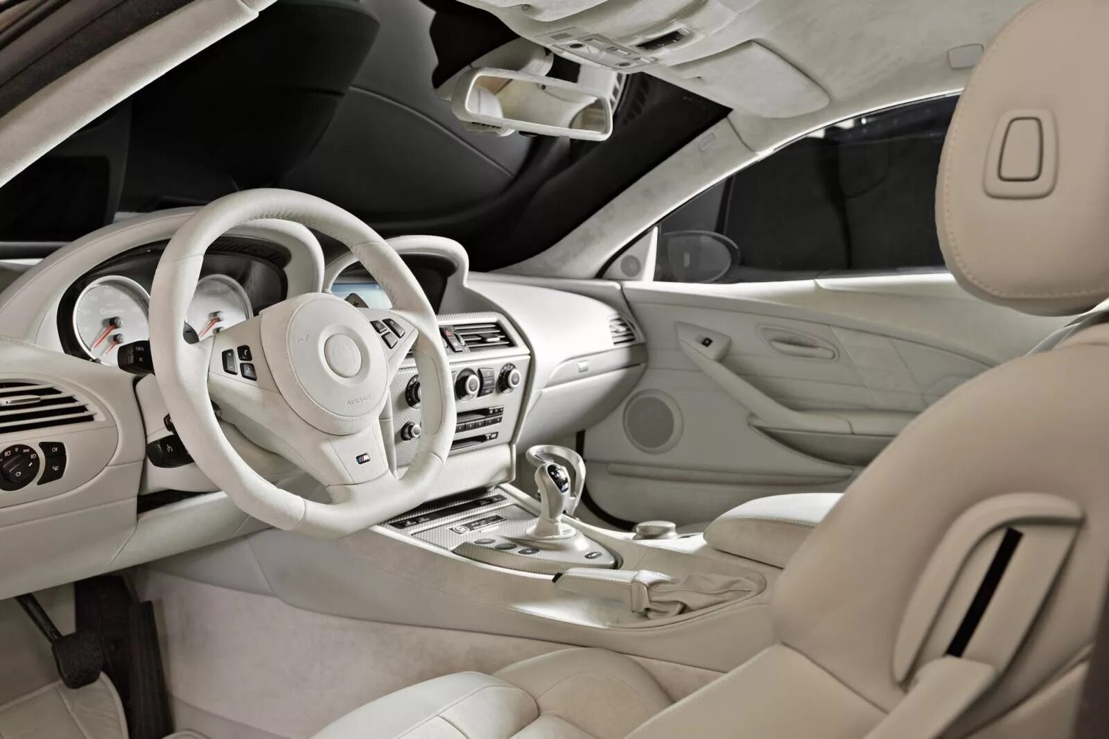 Белый салон в авто. Bmw 6 interior. bmw m6 белая салон. bmw m6 2025 салон. bmw f15 белый салон.