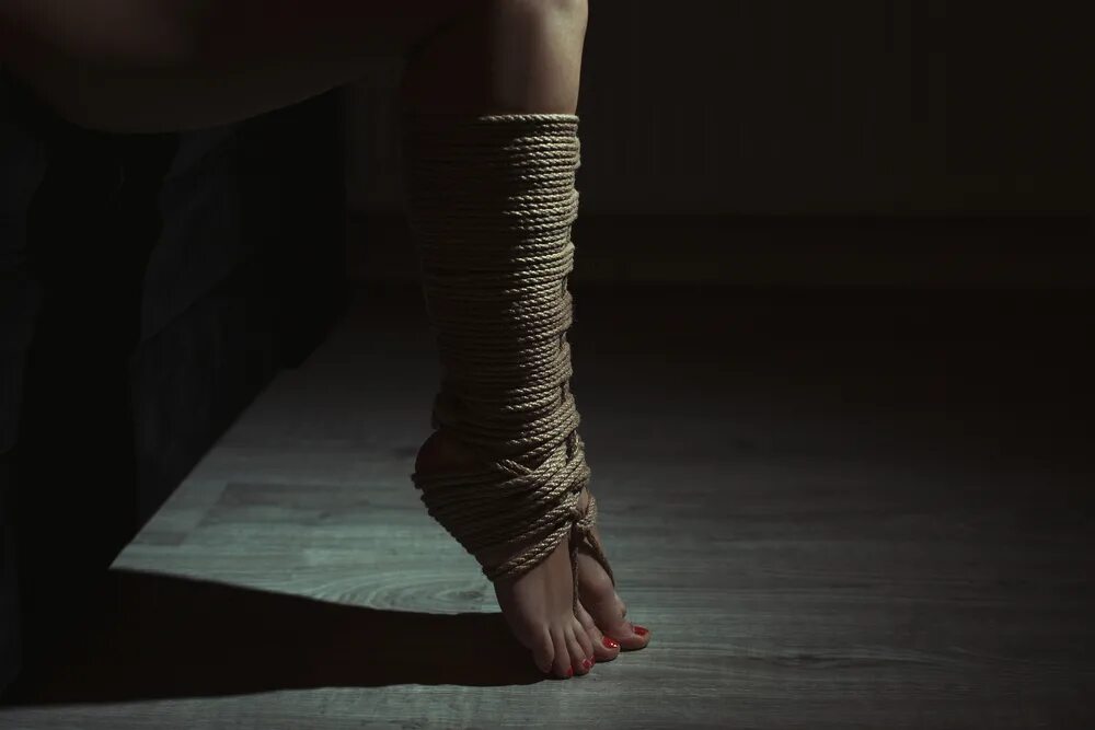 Связанные ступни. Связанные руки и ноги девушки. Связанные ноги ремнем. Босиком связанные. Связанные ноги веревкой.