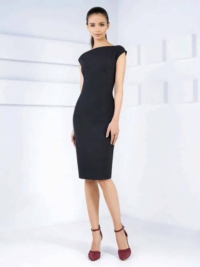 платье с v-образным вырезом. черное платье без рукавов. прямое платье с вырезом. платье pompa черное футляр с вырезом. платье манго noela.