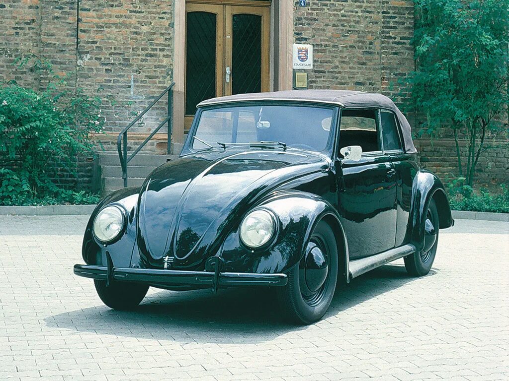 Первые автомобили volkswagen. Фольксваген Битл 1938. Volkswagen Käfer – «Жук». 1946. Volkswagen Käfer Жук Beetle. Volkswagen Beetle Жук 1938.