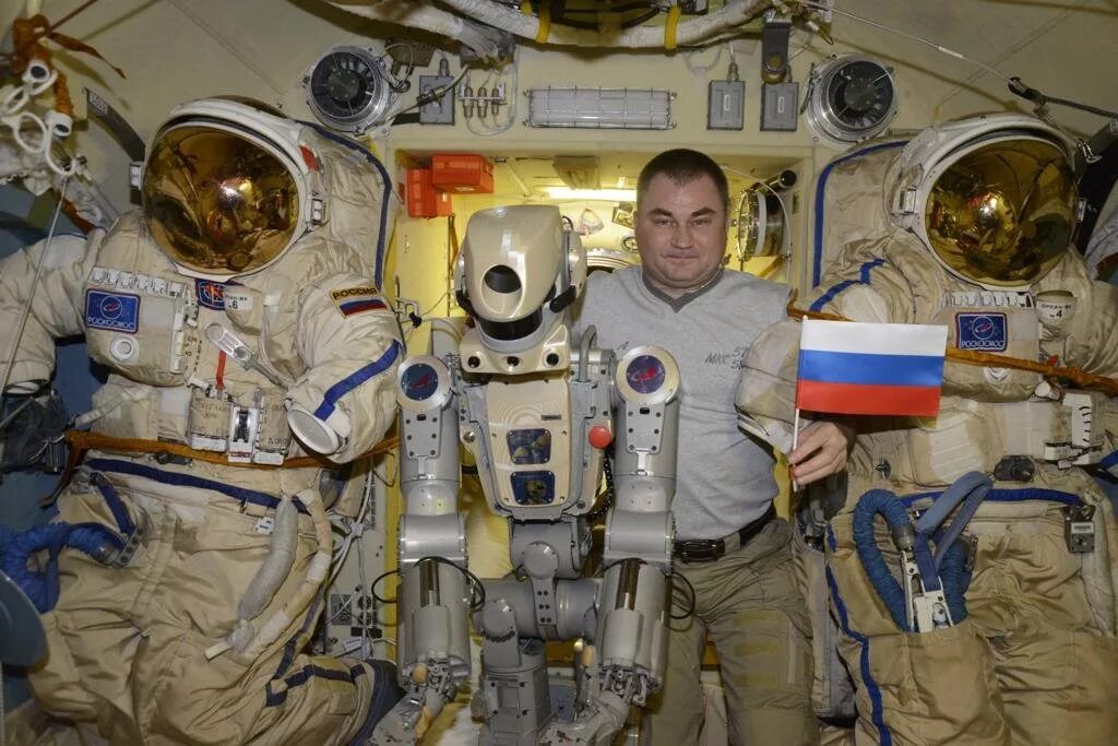 Первый робот побывавший в космосе 6. Федор робот космонавт. робот федор роскосмос. робот федя на мкс. робот федор в космосе.