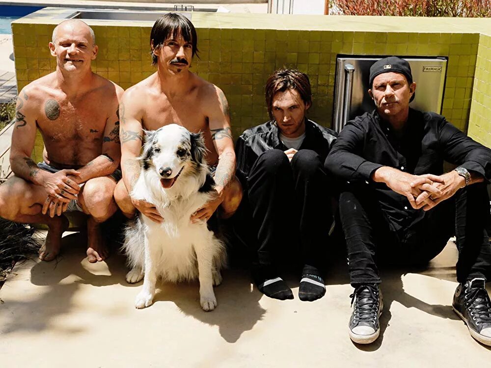 Around the world red hot. Группа red hot chili peppers. группа ред хот чили пеперс. группа red hot chili peppers 2025. ред хот чили пеперс фото группы.