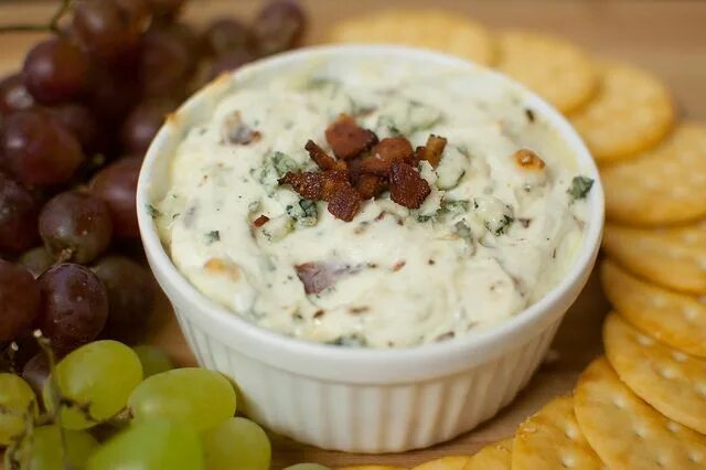 Соус блю чиз с вустерским соусом. Блю чиз соус мяснов. Blue cheese dip. Сырный соус дор блю. Блю чиз рецепт.