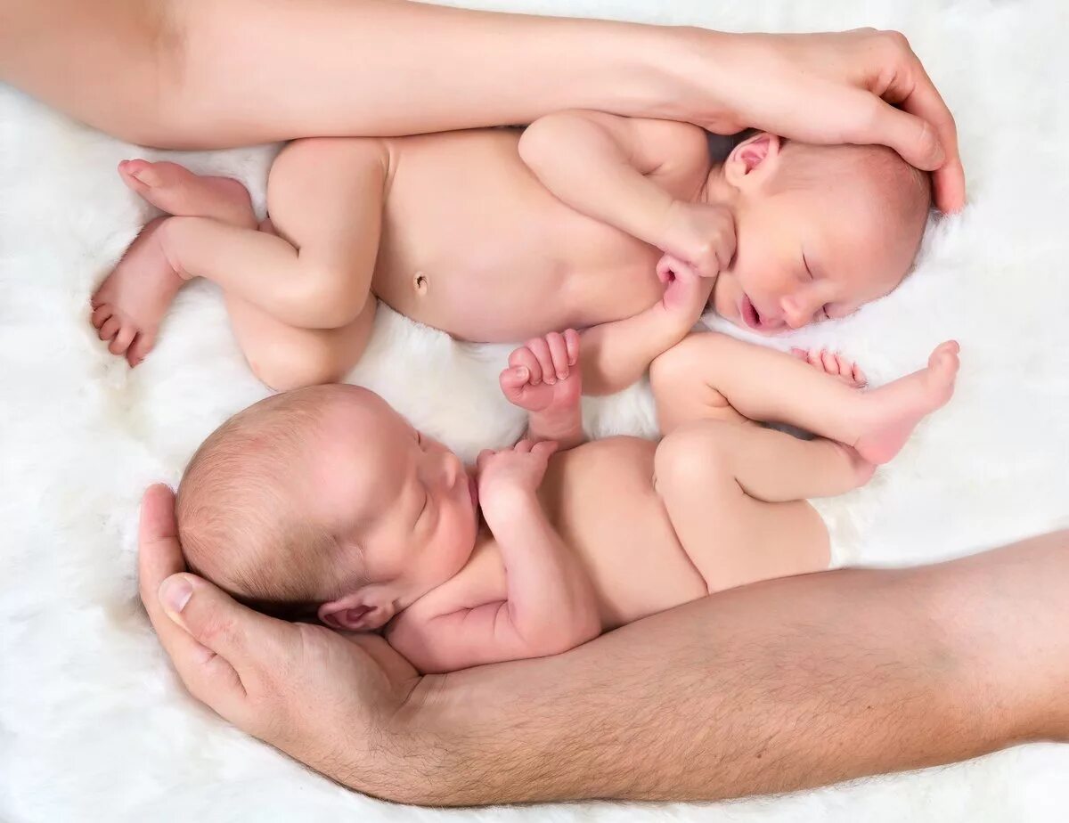 Мама папа близнецы. Двое младенцев. Двойня. Младенцы двойняшки. Двойняшки младенцы на руках.