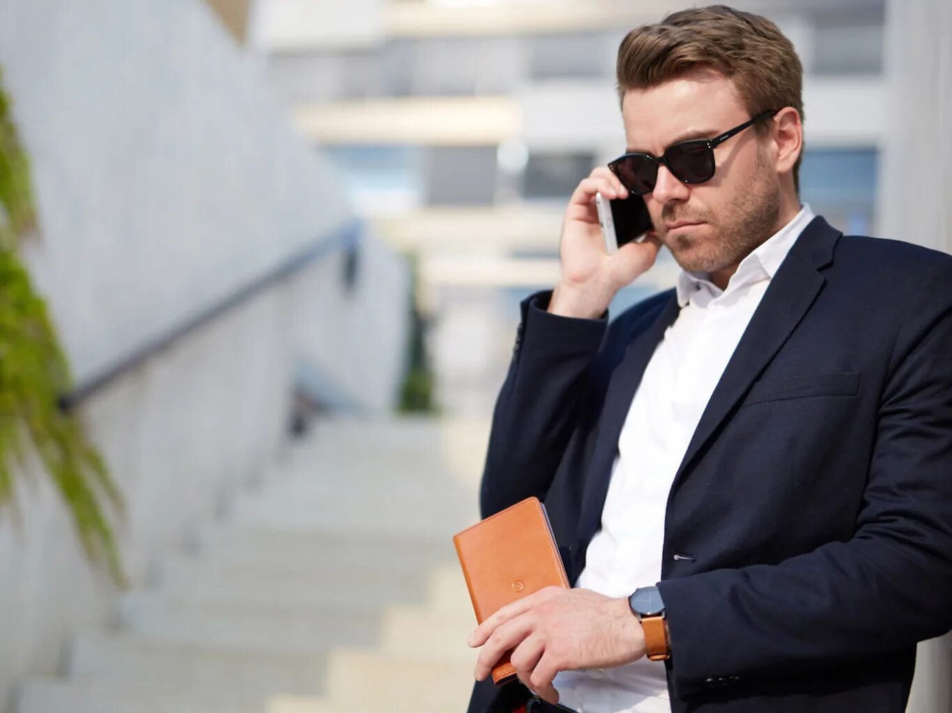 Мужчины выбирают обеспеченных. Богатый и успешный мужчина. Мужчина примеряет одежду в магазине. Богатый мужчина с девушками. Богатый мужчина и женщина.