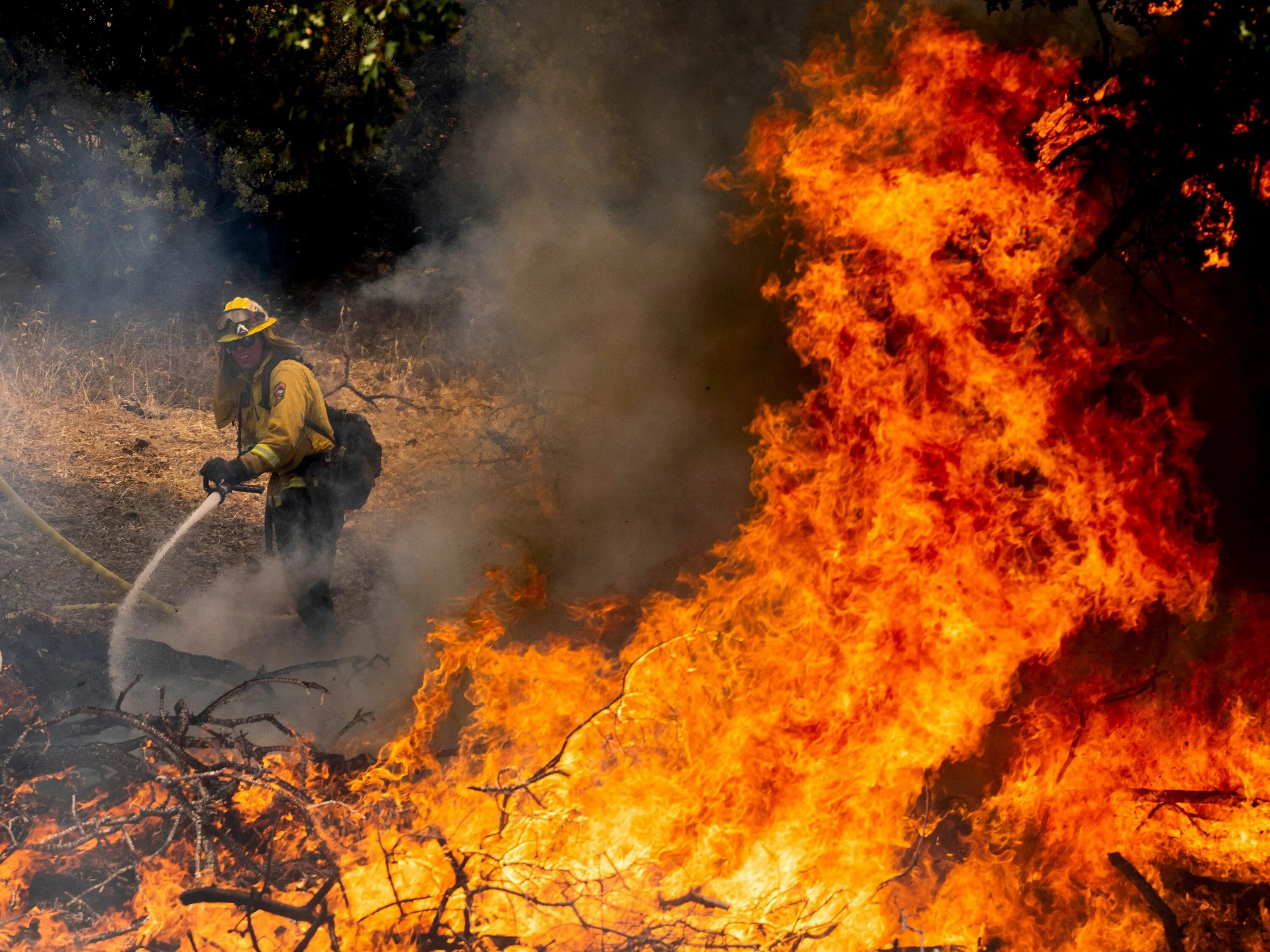 Лесной пожарный калифорния. Break glass fire. Over fire. Огненный колосс. Взрыв вертолета.
