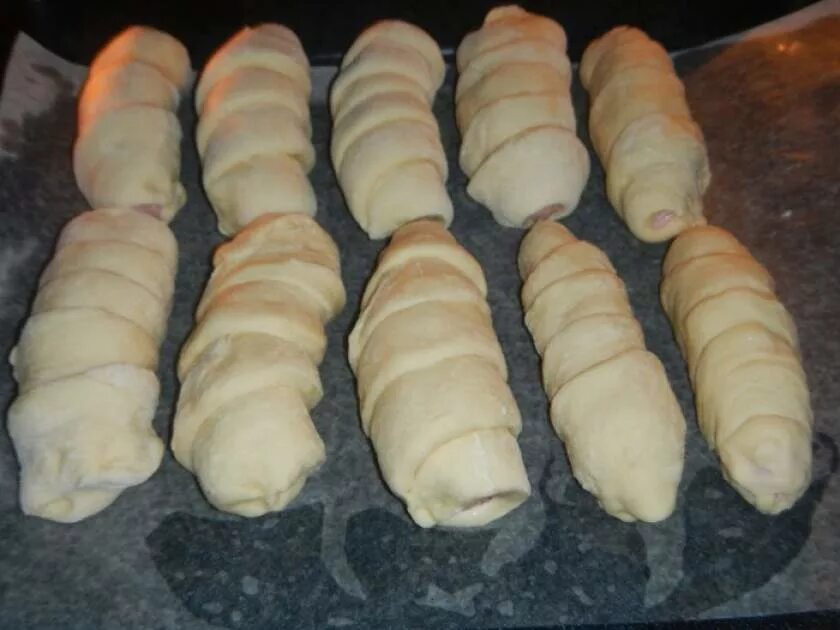 Сосиска в тесте в духовке как завернуть. Сосиски в тесте слоеное тесто. Сосиски в блинном тесте. Сосиска в тесте в духовке как завернуть. Сосиска в тесте.
