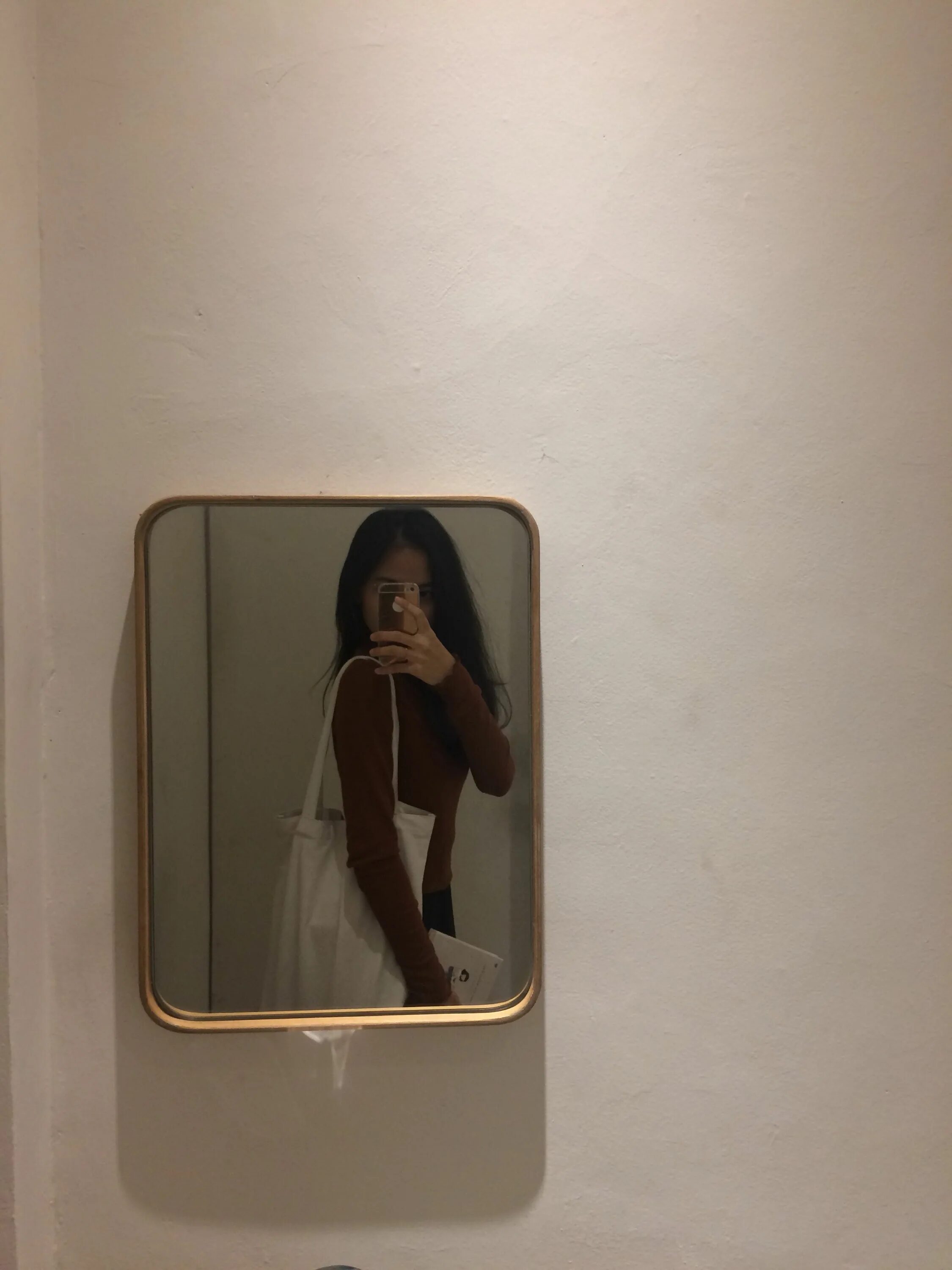 Девушка с айфоном в зеркале. Дарья сергеевна тик ток. Селфи в зеркале. Iphone 11 pro max селфи. Парень с айфоном в зеркале.