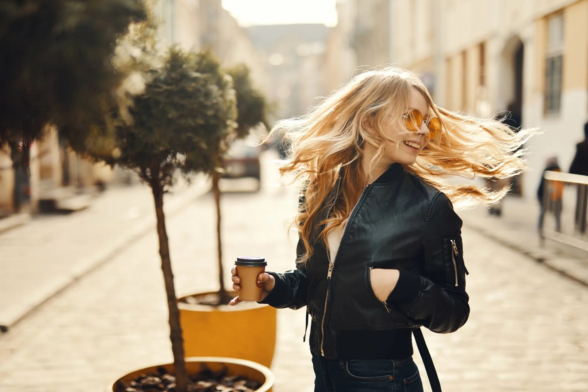 Девушка живет на улице. Девушка с кофе на улице. Фотосессия с кофе на улице. Прогулочная фотосессия с кофе. Прогулка с кофе.
