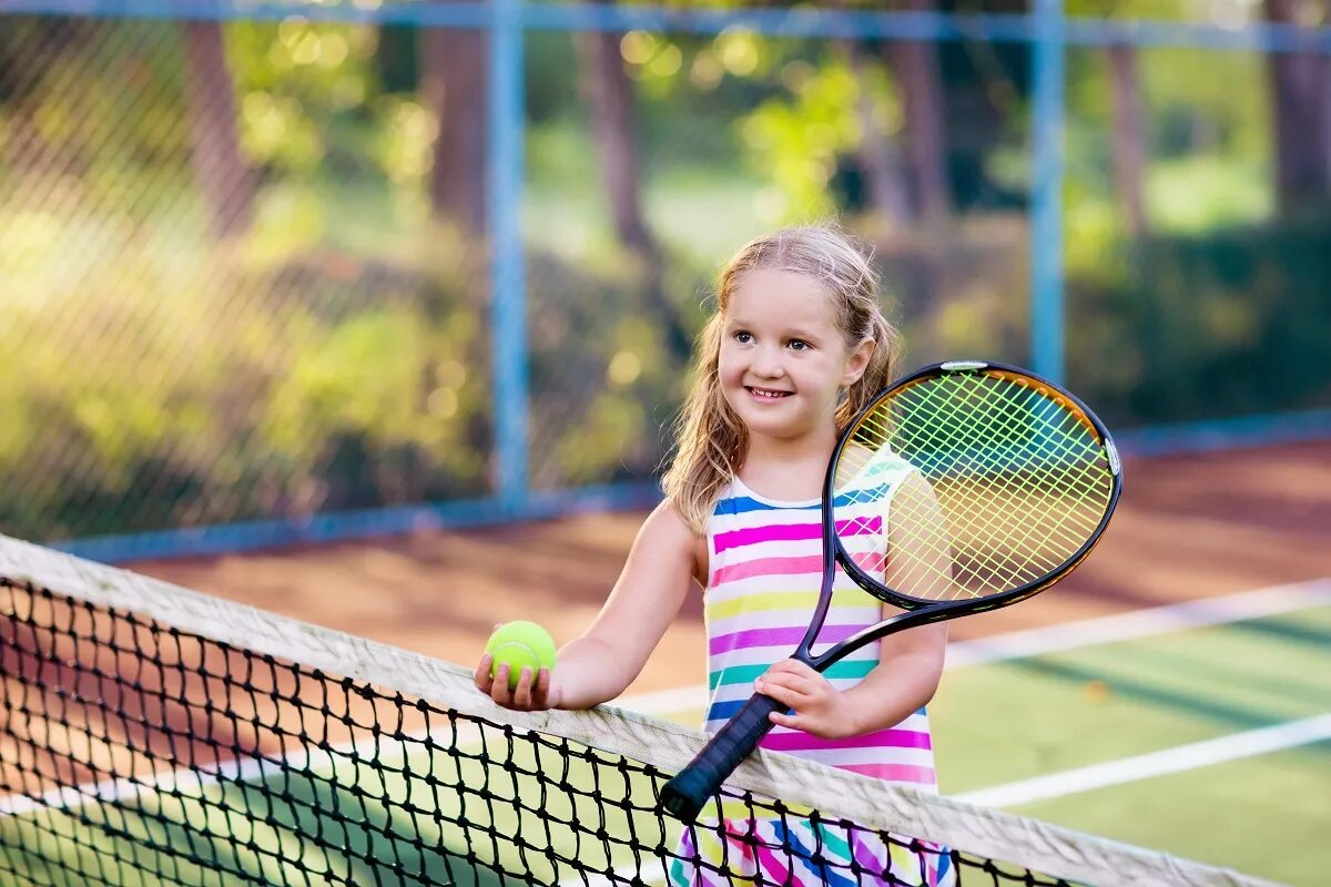 I play tennis. Теннис дети. Корт летний детский. Дети играют в теннис. Фотосессия на теннисном корте дети.