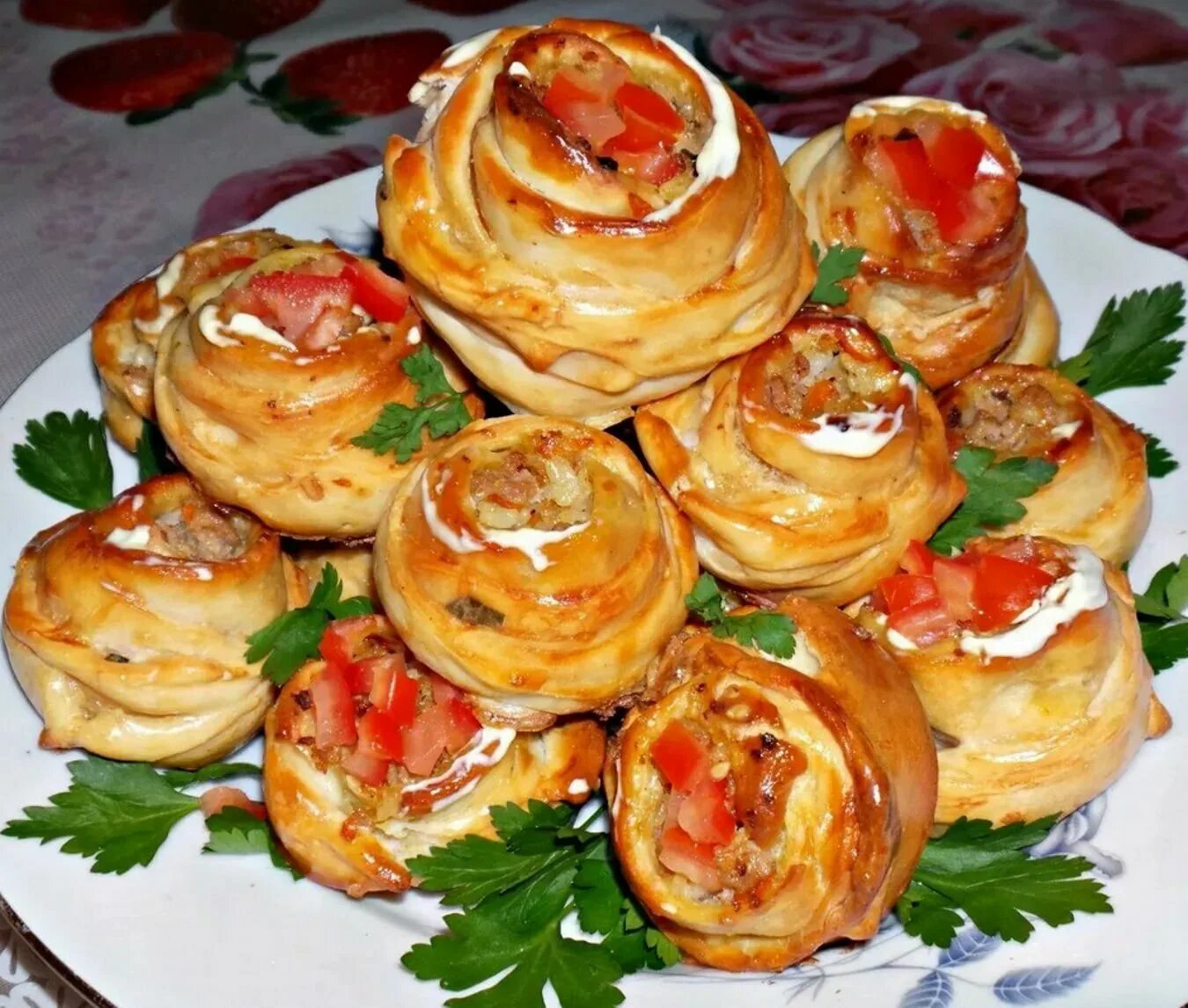 Что можно приготовить из фарша и теста. Розочка духовка. розочки с дрожжевого теста. розочки с фаршем. розочки с мясом.