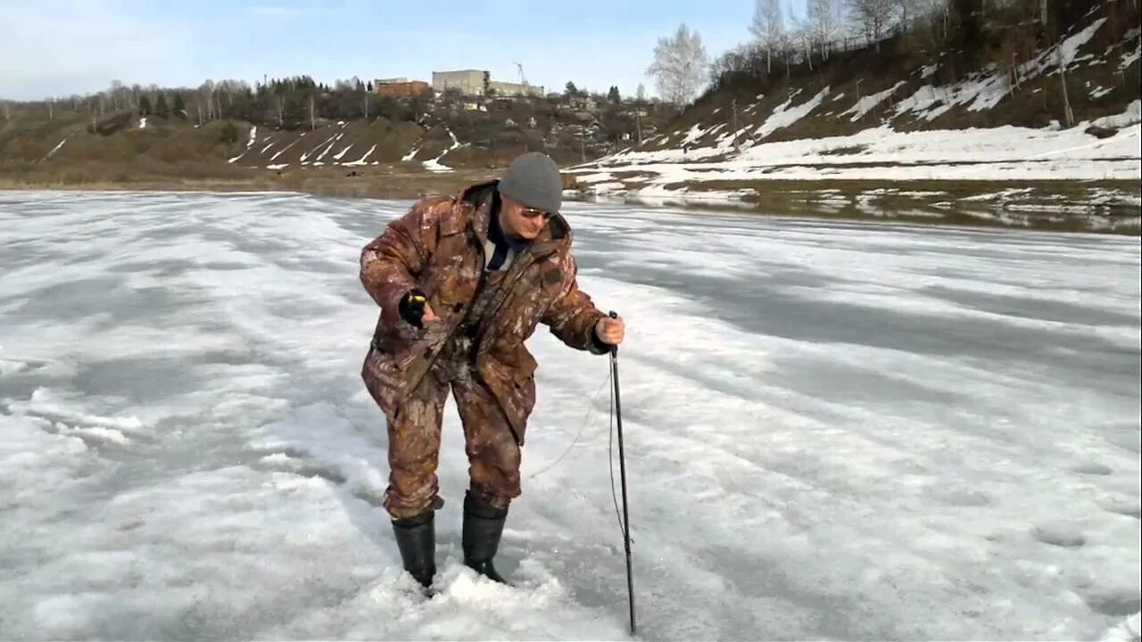 Ловим последние дни. Последний лёд рыбалка. Рыбалка по последнему льду. Зимняя рыбалка в Подмосковье. Рыбалка на льду весной.