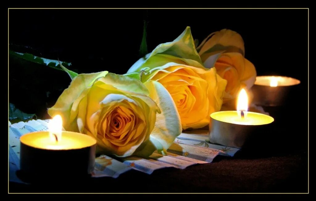 Светлая память песни. Светлая память. Светлая память свеча. Розы и свечи. Цветы и свечи.