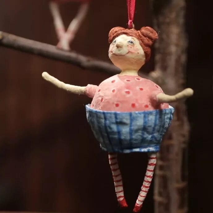 Елочные игрушки красная шапочка и серый волк. Ирина черепанова ватные игрушки. Ватное папье маше. Ватные игрушки на елку. Новогодние игрушки папье маше.