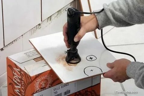 Вырезать круглое отверстие в плитке