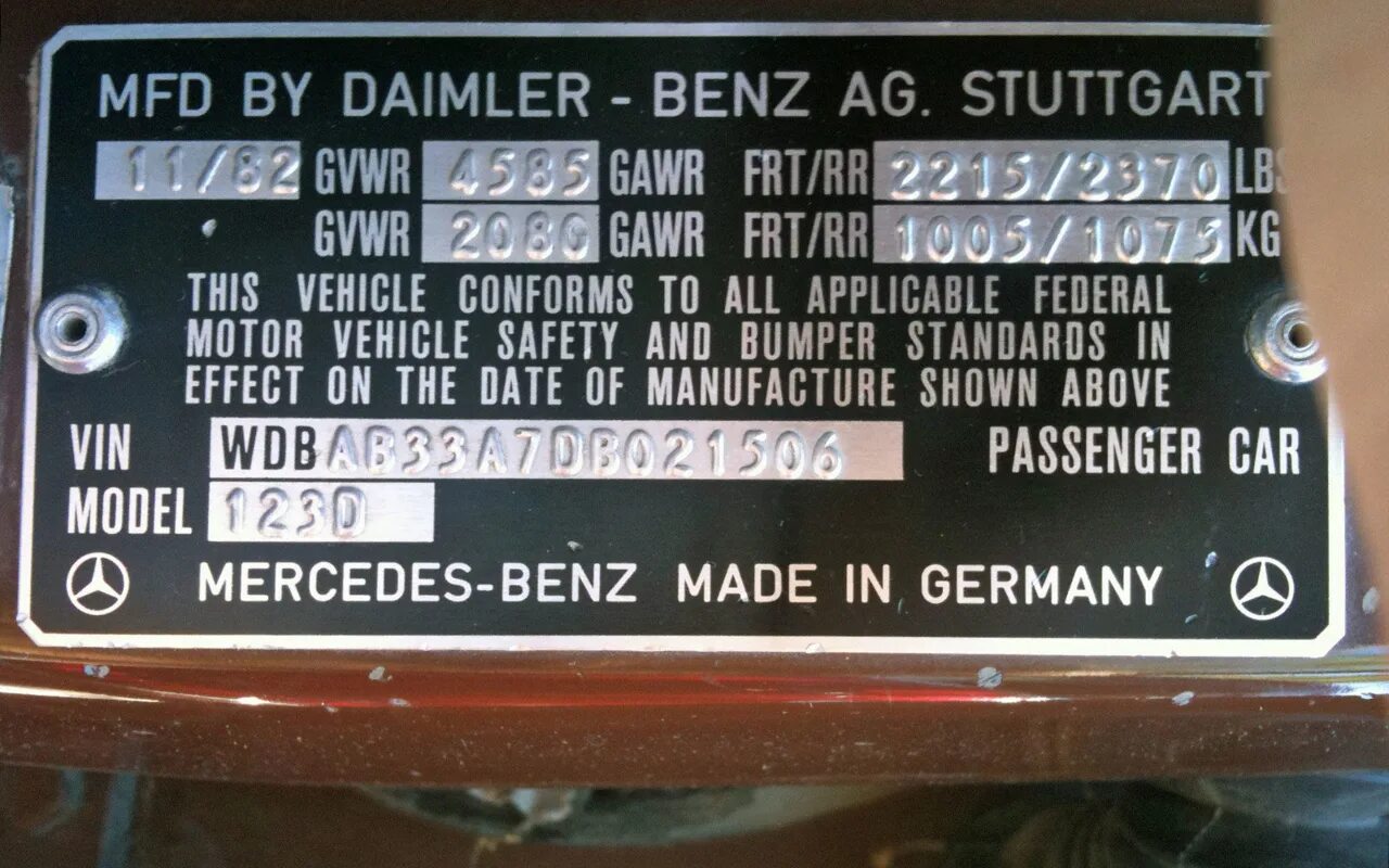 Полный вин код. Вин номер w123 Mercedes. Mercedes-Benz VIN табличка. VIN номер w124. Мерседес Бенц е200 табличка вин.