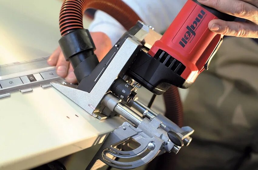 Кромочный фрезер bort. Кромочный (триммер) фрезер makita 3710, 530 вт. Кромочный фрезер макита rt0700cx2. Фрезер сетевой dewalt dw 625 е. Фрезер bosch gtr 30 ce professional.