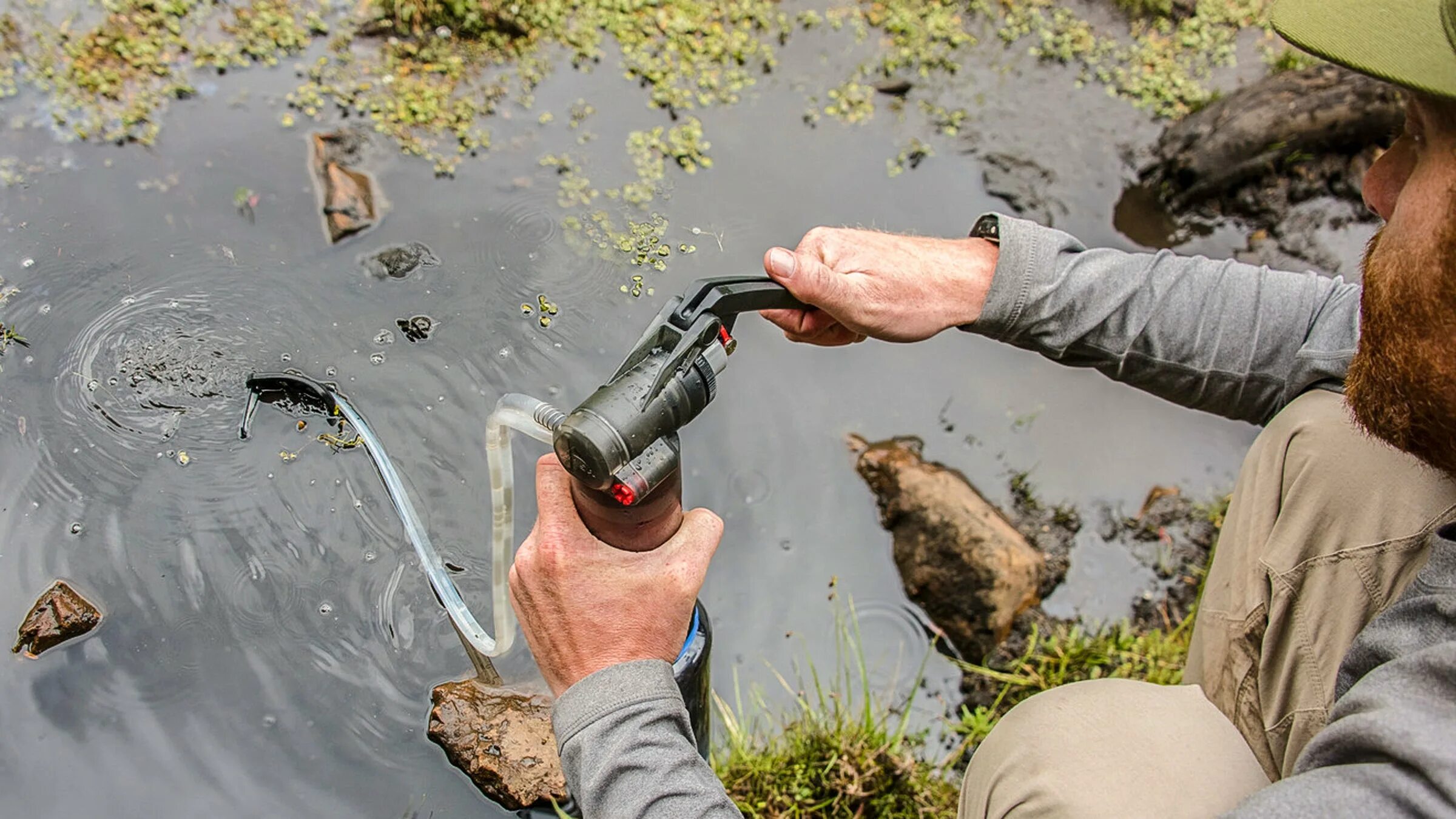 Очистка речной воды. Вода в походе. Добыча воды. Забор воды из родника. Добыча воды в походе.