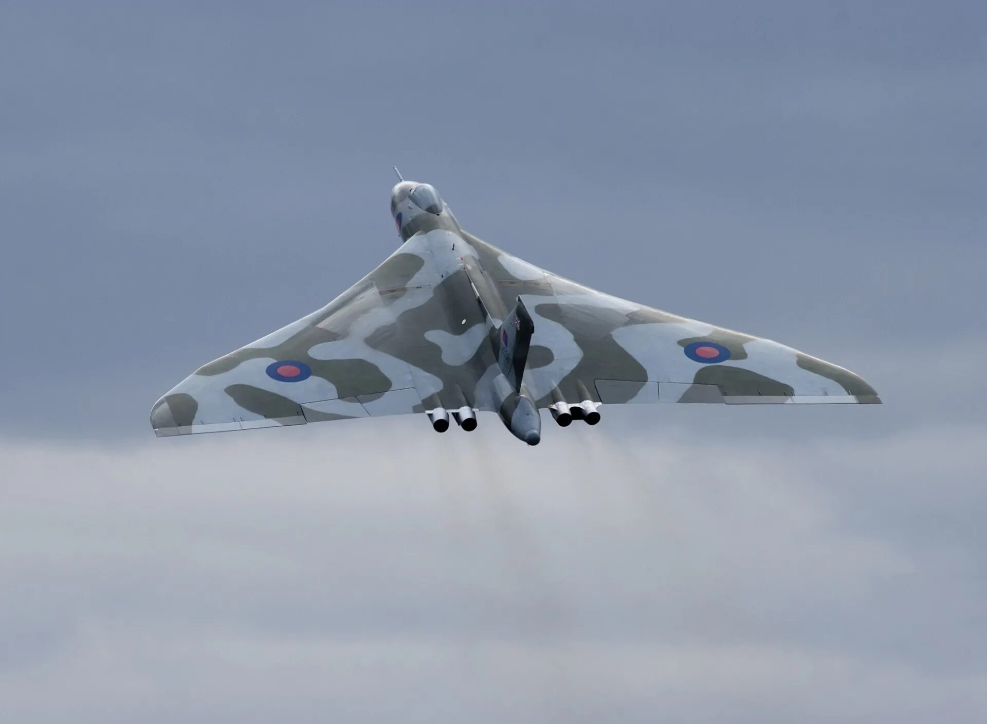 Avro vulcan xh558. Бомбардировщик авро вулкан. Avro vulcan самолет. Vulcan бомбардировщик. Авро вулкан.