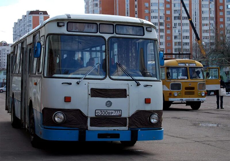 Красный автобус 70. Лиаз мосгортранс. Автобус 70. Автобус 70. Покажите 70 автобусе.