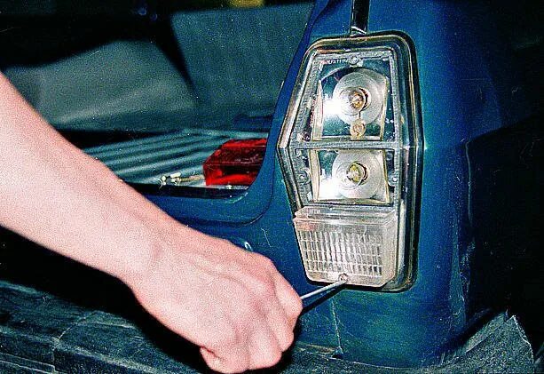 Демонтаж задних фонарей. Форд фиеста 2009 задние лампочки. Демонтаж задних фонарей. Задний фонарь на форд фиеста 2015. Демонтаж задних фонарей.