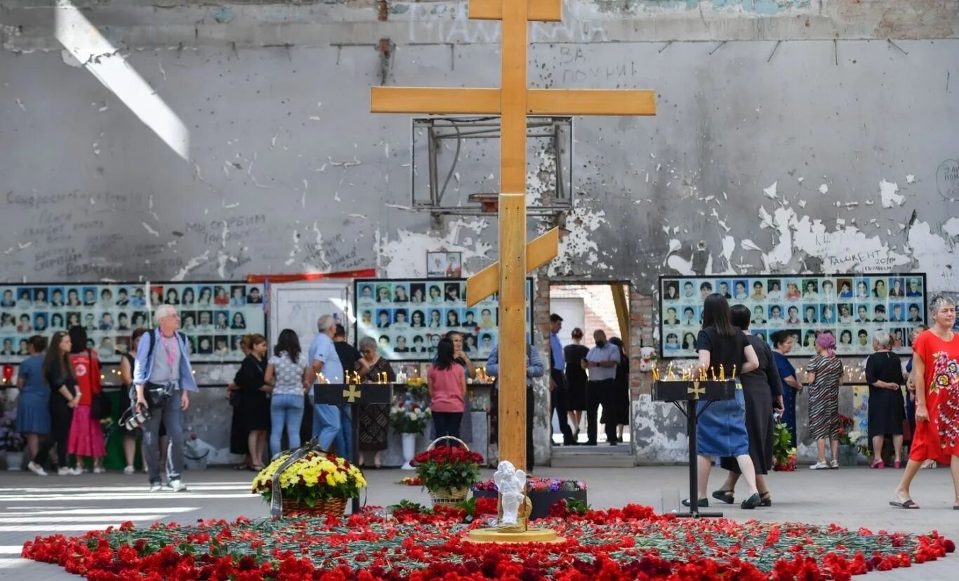 Трагедия в каком году. Беслан северная осетия 1 сентября 2004. трагедия в беслане 3 сентября 2004.