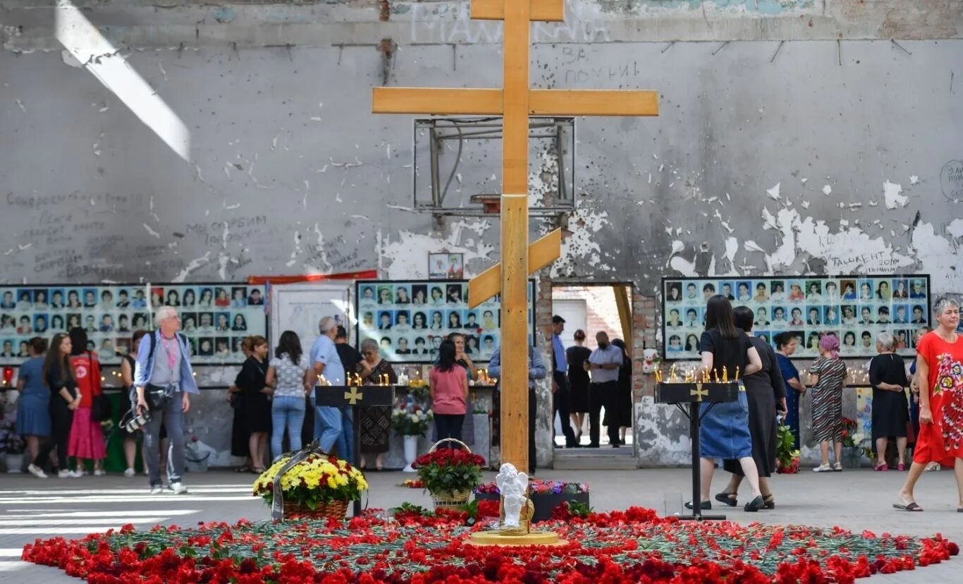 Погода в беслане по часам. Трагедия в Беслане 1 сентября 2004. Трагедия в Беслане 3 сентября 2004. Беслан Северная Осетия сентябрь 2004.