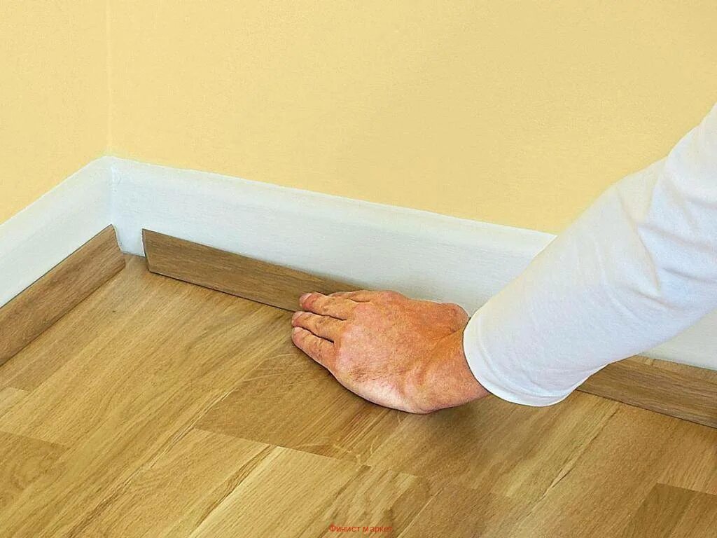 Укладка плинтуса на пол. Укладка плинтуса на пол. Укладка плинтуса на пол. Монтаж плинтуса пластикового. Монтаж напольного плинтуса.