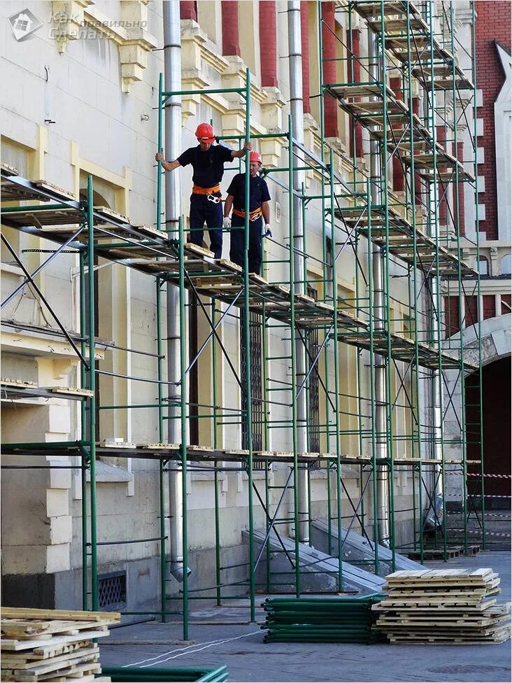 Деревянные леса. Монтажные работы. Строит леса видео. Строительные леса из досок. Деревянные леса.