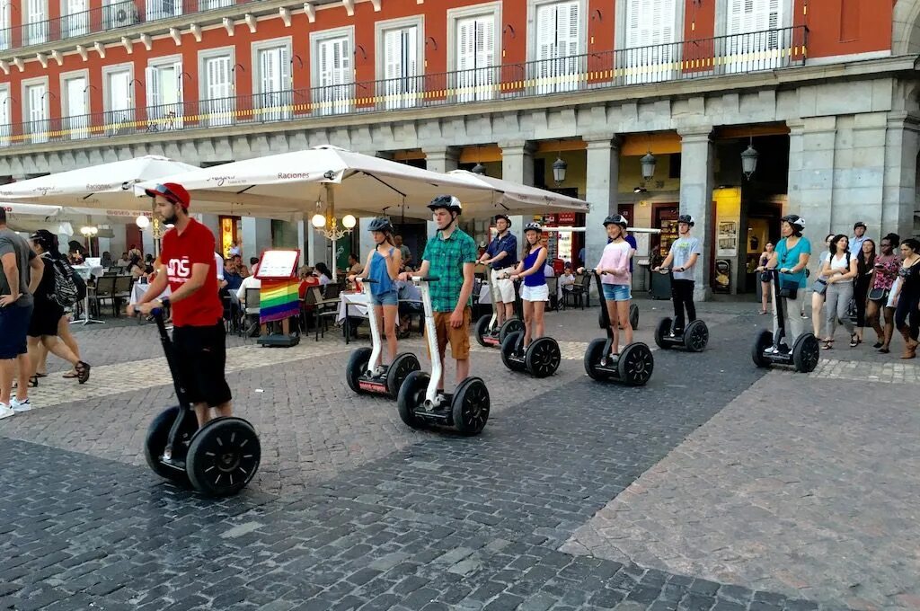 Hot tourist. Hot tourist. Испания люди на пляже. Пляж в китае. Китайский морской курорт.