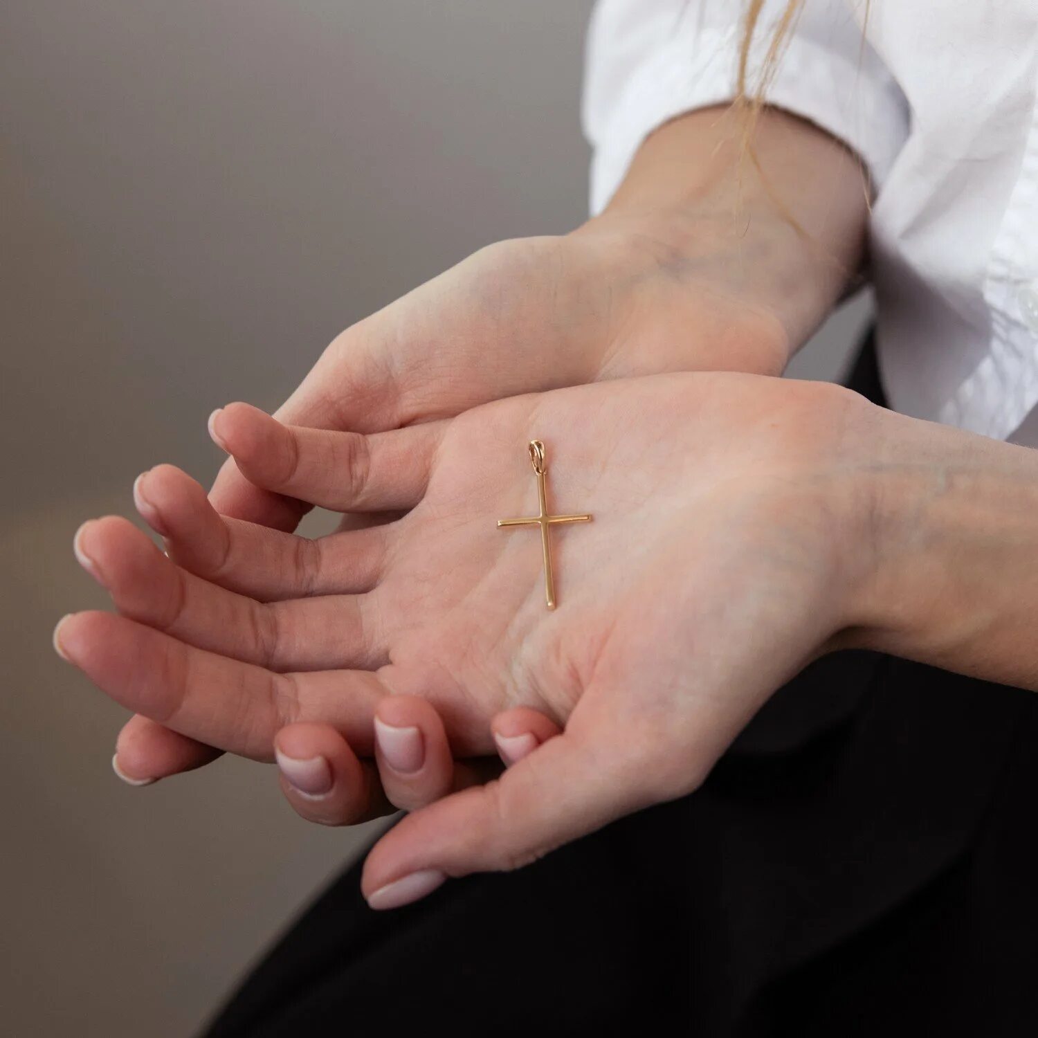 светские крестики. можно снять крестик на ночь. на шее крестик а в душе нолик. твой крест притча. девушка сняла крестик.