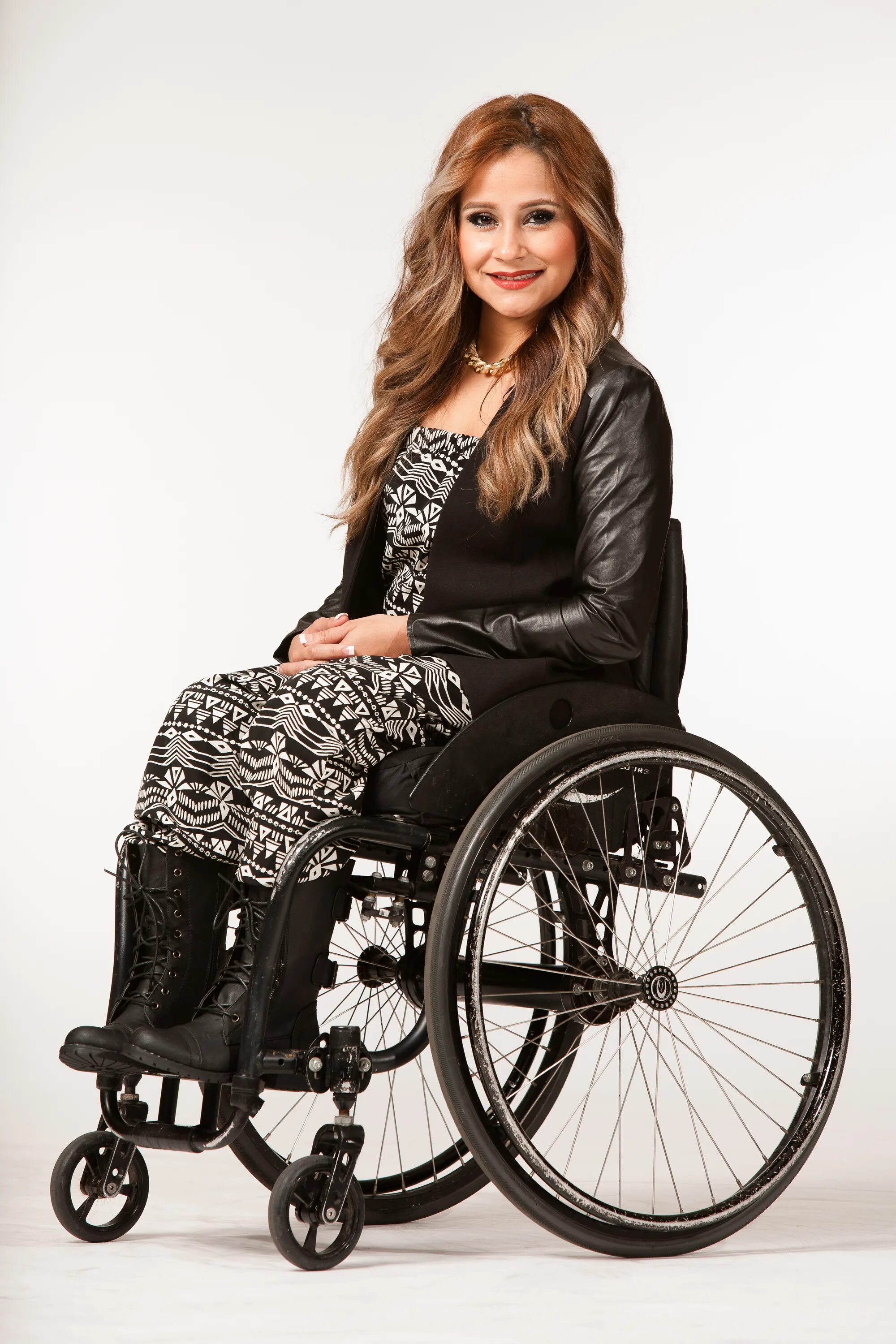 Девушки инвалиды фото. Lavinnya werneck paraplegic. Amputee and paraplegic girls. Paraplegic. Girl in wheelchair.