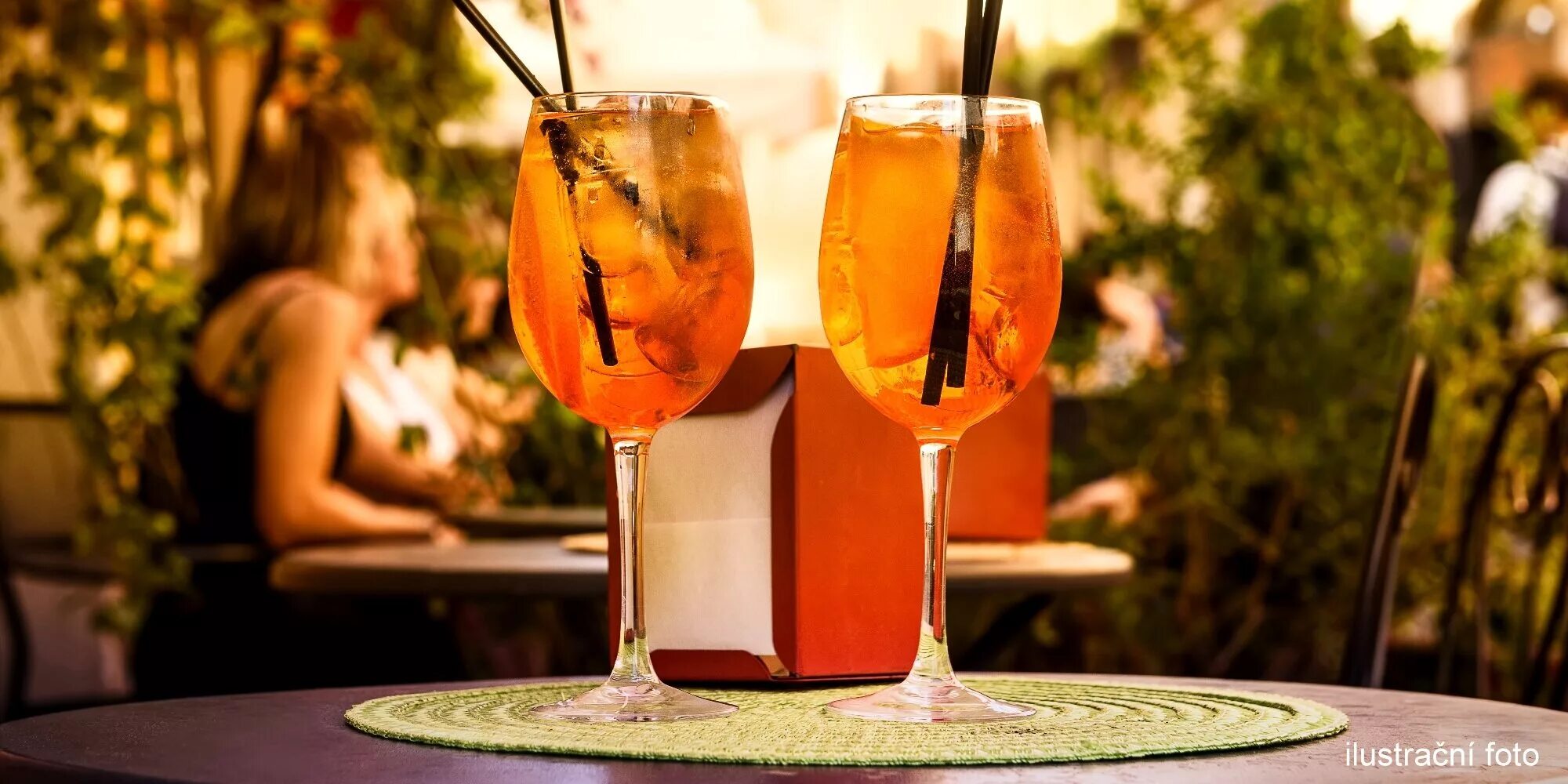 Просекко лето женщины картинка с юмором. Девушка в постели с бокалом. Бокалы с шампанским. Выпью просекко прямо в кровати. Девушка с вином.