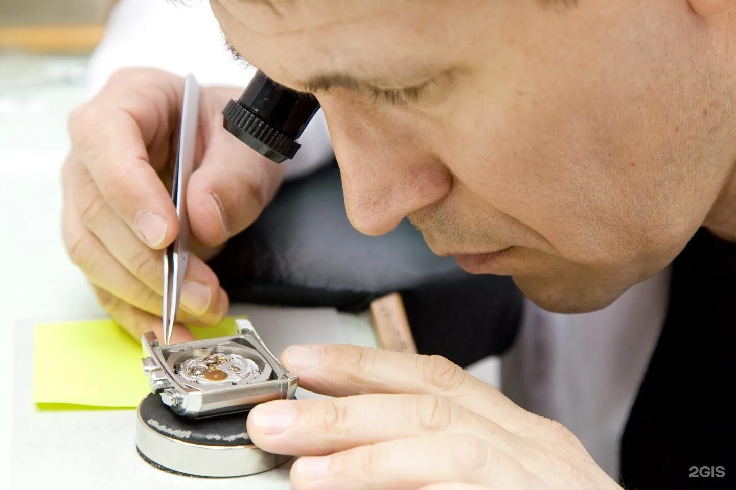 Где мастерская по ремонту часов. Швейцарский часовщик. Часовая мастерская. Мастерская по ремонту часов. Часы и часовщик.