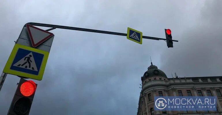 В москве устанавливается. Умный перекресток в москве. светофор в сербии. петербурге установят новых светофоров. в москве на мкаде установили новые светофоры.