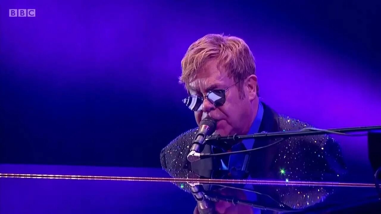 Элтон джон песни клипы. Elton john 1995. Элтон джон. Элтон джон песни клипы. Элтон джон 2023.
