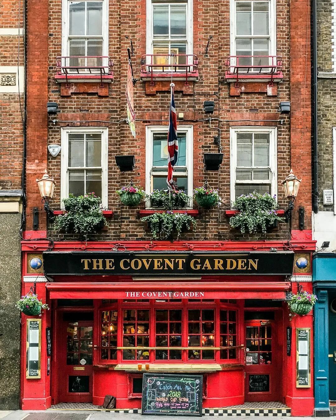 Covent Garden в Лондоне. Вывески Covent Garden в Лондоне. Фасады пабов в Лондоне. Витрины в Англии. Магазин английских товаров