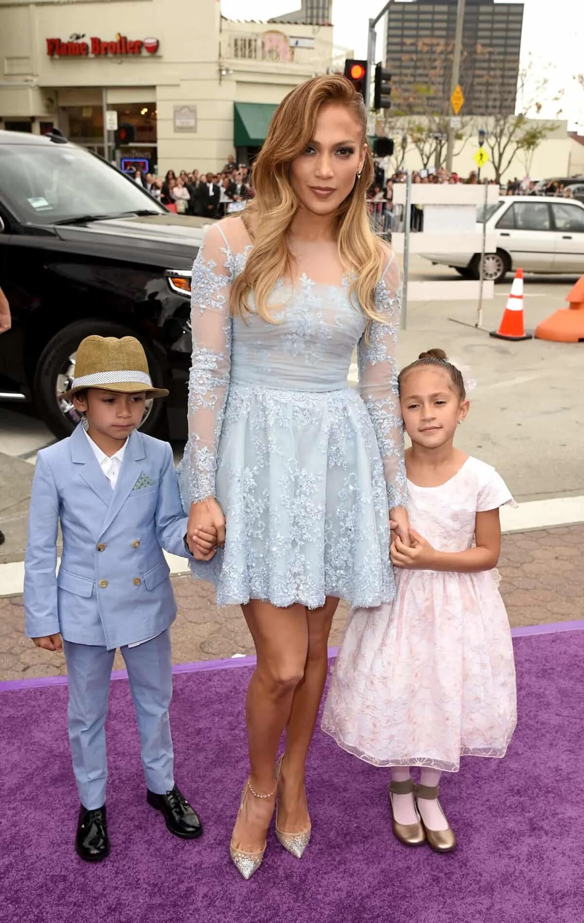 Сколько лет детям лопес. Максимилиан дэвид, эмма мерибел. Эмма мерибел энтони 2021. Дочь дженнифер лопес. Дженнифер лопес с детьми 2021.