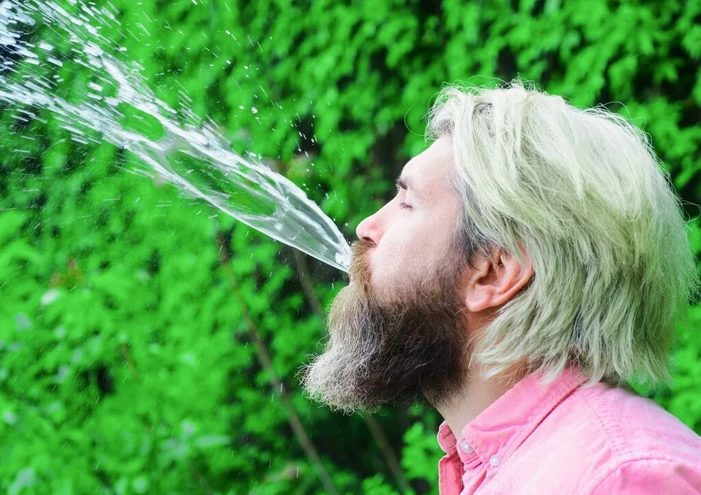 Почему плюется вода. Вода борода. Зеленый воздух с человеком. Здоровая вода.