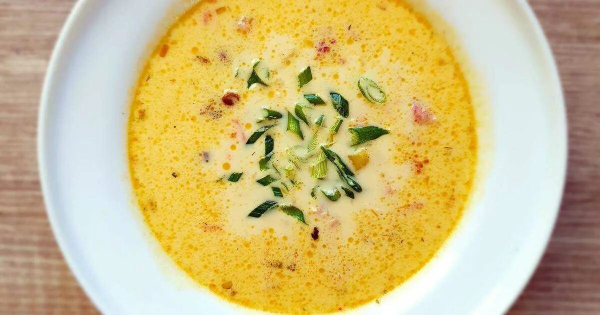 Суп из копченой курицы с плавленным сыром. Сырный суп с копченостями и плавленным сыром. суп с копченой курицей и плавленным сыром. сырный суп с курицей и плавленным сыром. суп с копчёной курицей и плавленым сырком.