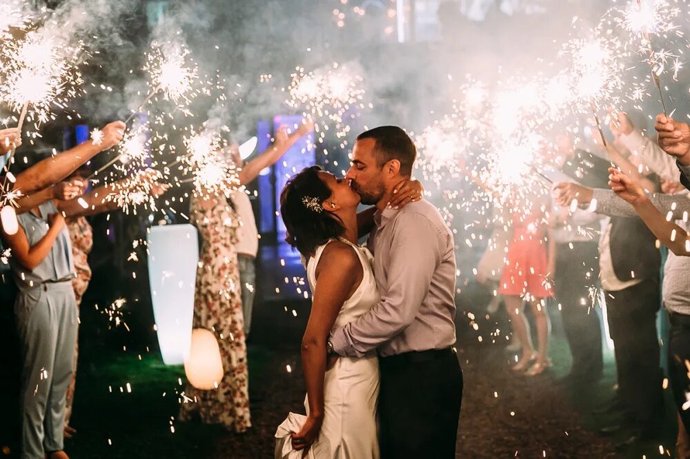 Игра зажги салют. Салют зажигай 25 залпов. Бенгальские свечи зажженные. Фейерверк зажигай. Салют в выборге.