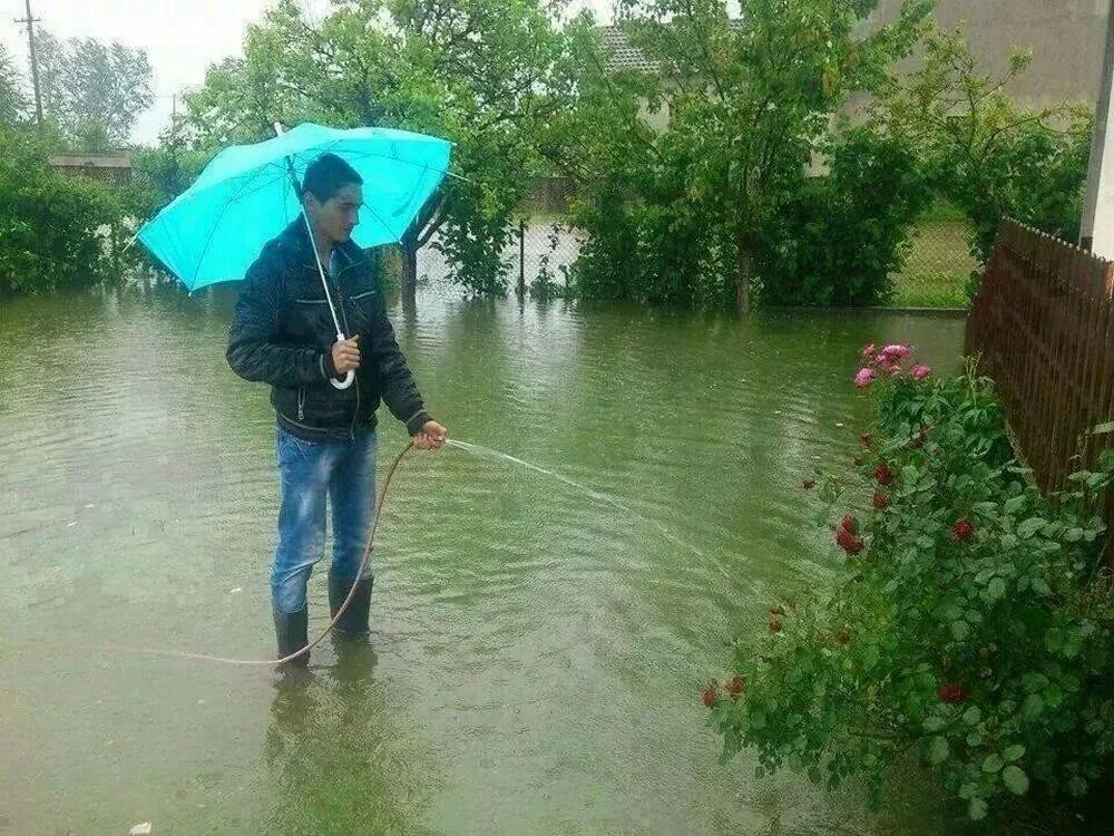 Работают во время дождя. Поливает под дождем. Дождь на даче. Ливень на даче. Сильный дождь.