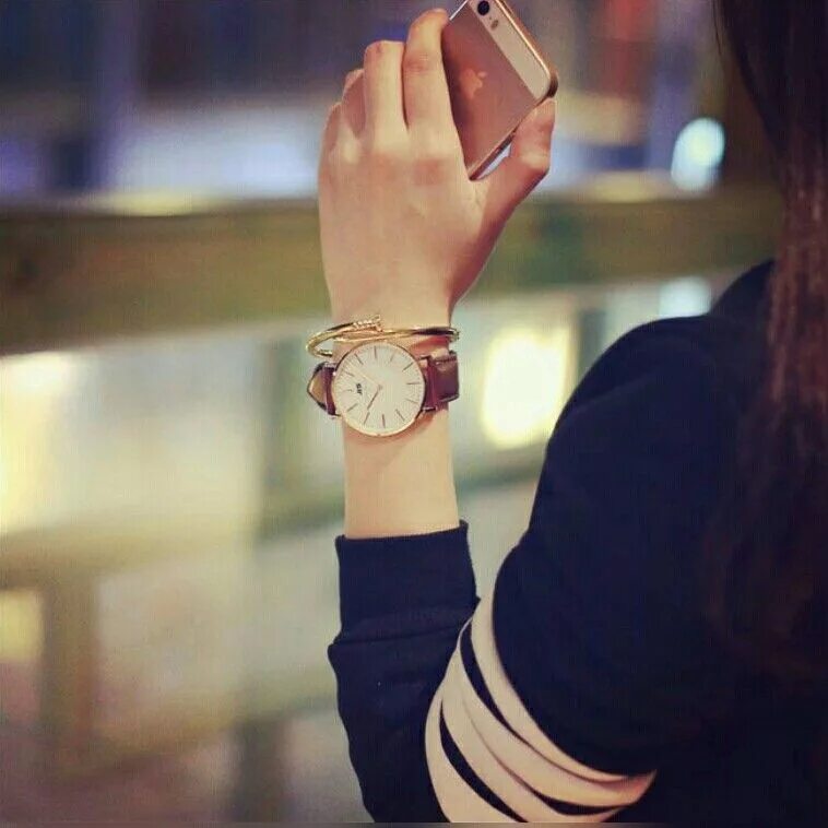 Часы на руку женские. Красивые руки девушки. Красивые женские часы на руку. Красивая девушка с часами. Девушка подарила часы