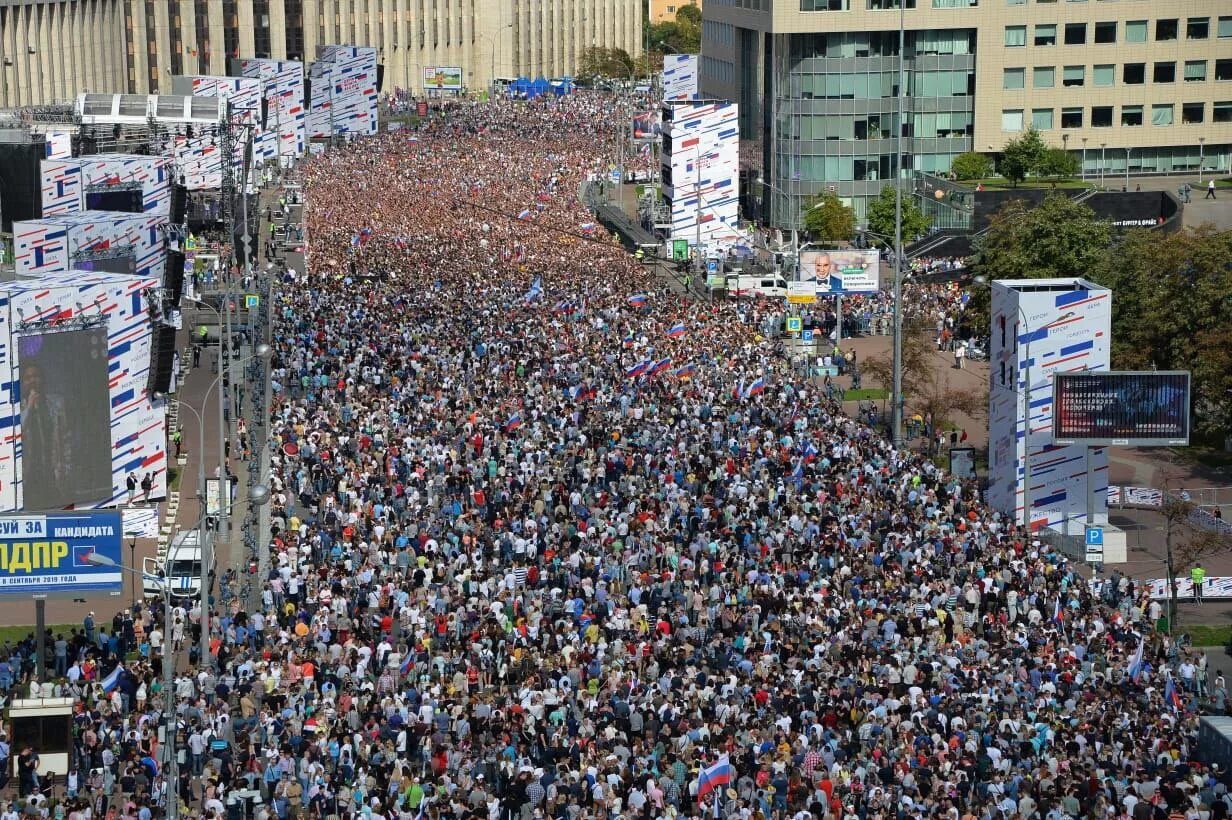 60 тыс человек. Проспект Сахаров митинг. Митинг на проспекте Сахарова. Митинг на проспекте Сахарова 2019. СТО тысяч человек.