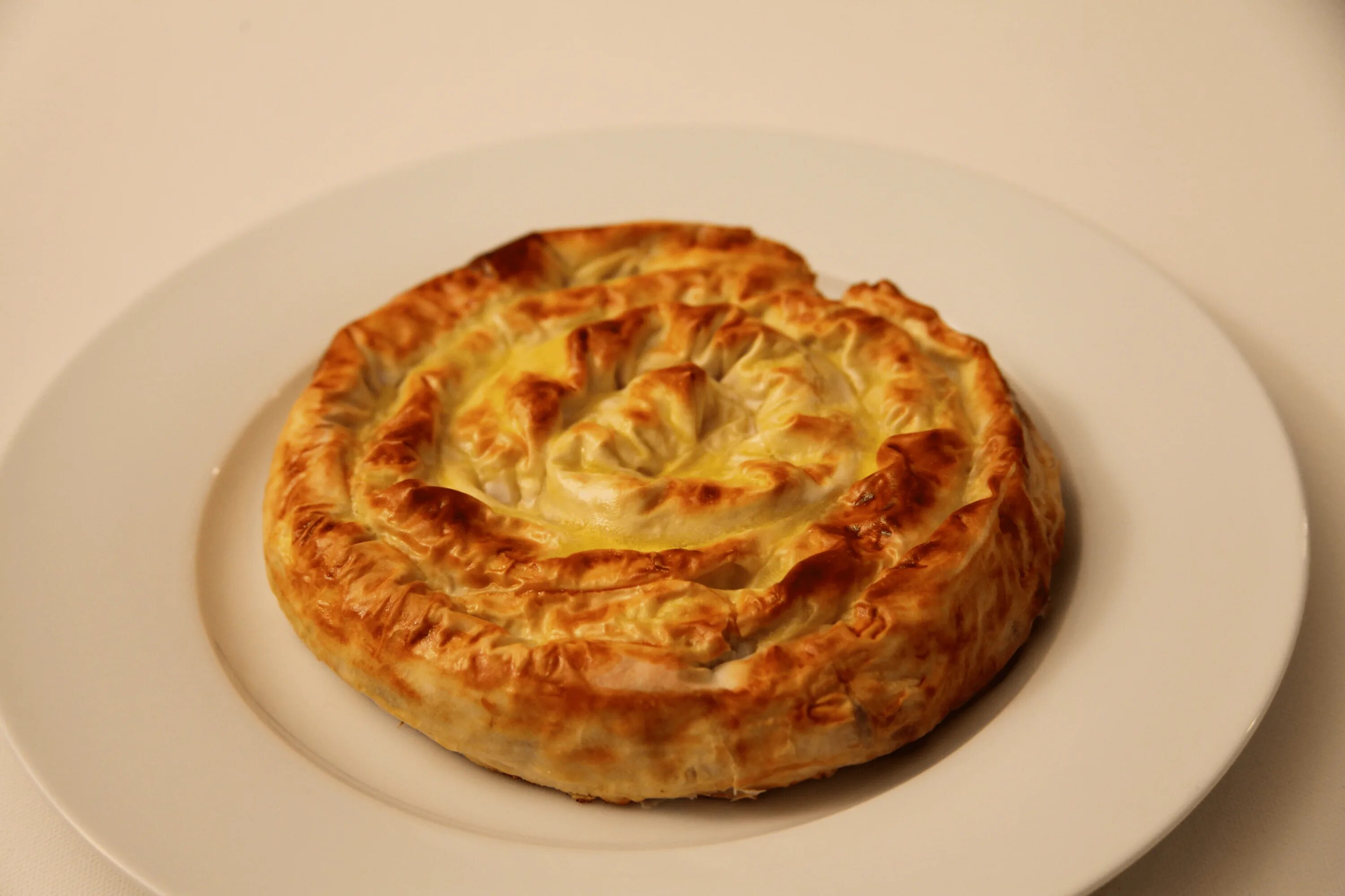 Бурек. Бурек крымский. бурек с мясом из слоеного теста. бурек школьный. бурик  бурек.