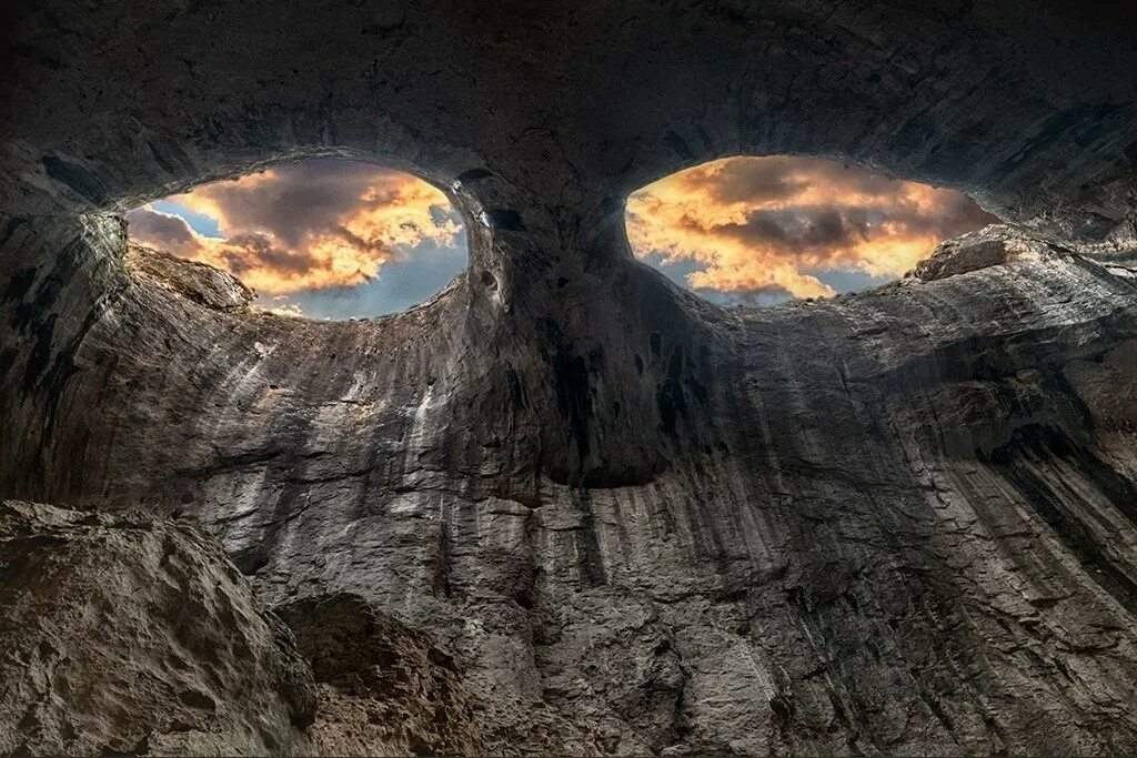 Какие есть глаза бога. Пещера проходна болгария глаза бога дождь. Пещера глаза бога в болгарии. Глаза бога болгария. Туманность в виде глаза.