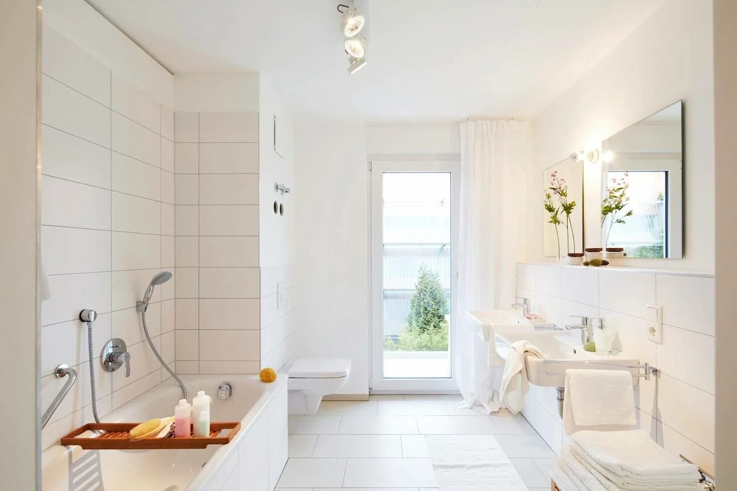 Хоум стейджинг ванна. Белая ванная комната. Ванная комната с белой плиткой. Ванная в белом цвете. Светлая плитка в ванной комнате фото