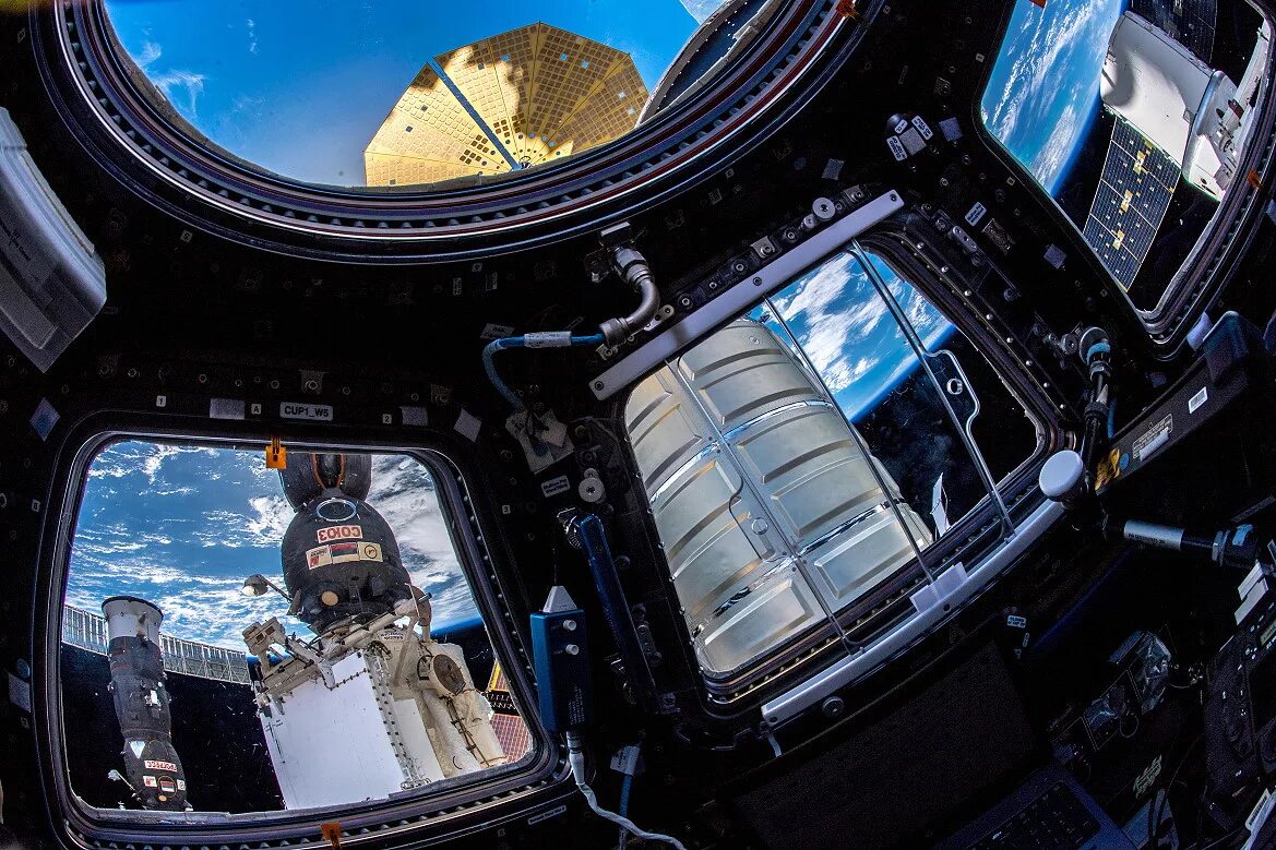 Space station. Кабина МКС. Иллюминатор космического корабля МКС. 8 МКС В С. Виды космических кораблей.